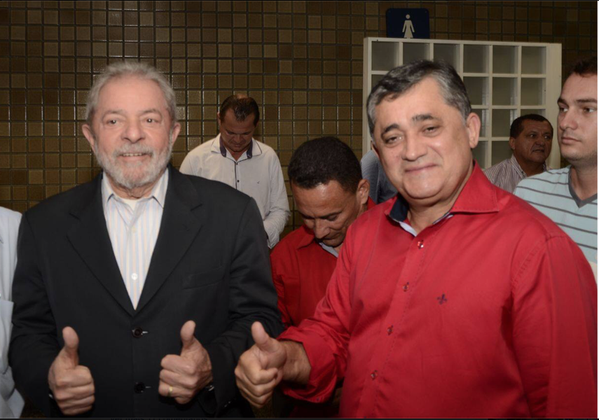 “É um sinal de que não vamos abrir mão da candidatura de Lula. A pesquisa mostra que o povo quer Lula candidato e somente o povo tem o direito de decidir se ele disputará ou não”, afirmou o deputado José Guimarães (PT-CE) nesta quarta-feira (31). Ele comemorou os números da pesquisa Datafolha divulgada hoje em que mostra Lula como líder na disputa pela presidência, mesmo após a condenação (Foto: Rodrigo Rocha) “É um sinal de que não vamos abrir mão da candidatura de Lula. A pesquisa mostra que o povo quer Lula candidato e somente o povo tem o direito de decidir se ele disputará ou não”, afirmou o deputado José Guimarães (PT-CE) nesta quarta-feira (31). Ele comemorou os números da pesquisa Datafolha divulgada hoje em que mostra Lula como líder na disputa pela presidência, mesmo após a condenação