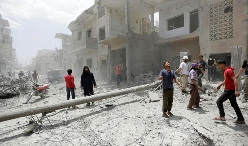 Mais de 300 membros do grupo terrorista Estado Islâmico (EI) se entregaram a facções armadas sírias contra as quais lutaram nos últimos dias na província de Idlib, no Noroeste do território sírio, informaram fontes opositoras e o Observatório Sírio de Direitos Humanos; cerca de 350 combatentes de EI, junto com 80 familiares, se entregaram aos grupos que participaram da batalha, batizada de "A derrota dos invasores", contra os jihadistas em Idlib, disse um dirigente do rebelde Exército Livre Sírio (ELS) nessa zona, Abdel Muin al Masri (Foto: Leonardo Lucena) Mais de 300 membros do grupo terrorista Estado Islâmico (EI) se entregaram a facções armadas sírias contra as quais lutaram nos últimos dias na província de Idlib, no Noroeste do território sírio, informaram fontes opositoras e o Observatório Sírio de Direitos Humanos; cerca de 350 combatentes de EI, junto com 80 familiares, se entregaram aos grupos que participaram da batalha, batizada de "A derrota dos invasores", contra os jihadistas em Idlib, disse um dirigente do rebelde Exército Livre Sírio (ELS) nessa zona, Abdel Muin al Masri