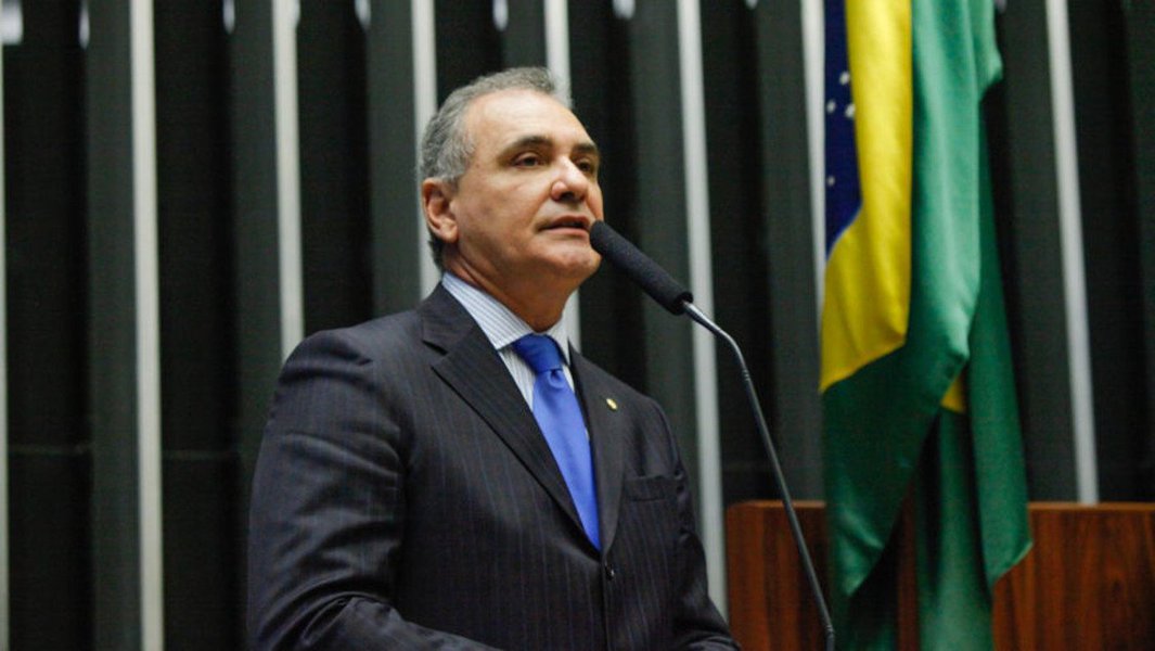 Vice-presidente da Comissão de Relações Exteriores e Defesa Nacional (Creden), o deputado federal Nelson Pelegrino (PT-BA) considera “inaceitável” a decisão do governo Temer de aceitar a compra da Embraer pela Boeing, incluindo a divisão militar; “Esta decisão atenta contra a nossa soberania e contaria a Estratégia Nacional de Defesa", diz Pelegrino, que considera a parceria ainda um "retrocesso" (Foto: Charles Nisz) Vice-presidente da Comissão de Relações Exteriores e Defesa Nacional (Creden), o deputado federal Nelson Pelegrino (PT-BA) considera “inaceitável” a decisão do governo Temer de aceitar a compra da Embraer pela Boeing, incluindo a divisão militar; “Esta decisão atenta contra a nossa soberania e contaria a Estratégia Nacional de Defesa", diz Pelegrino, que considera a parceria ainda um "retrocesso"