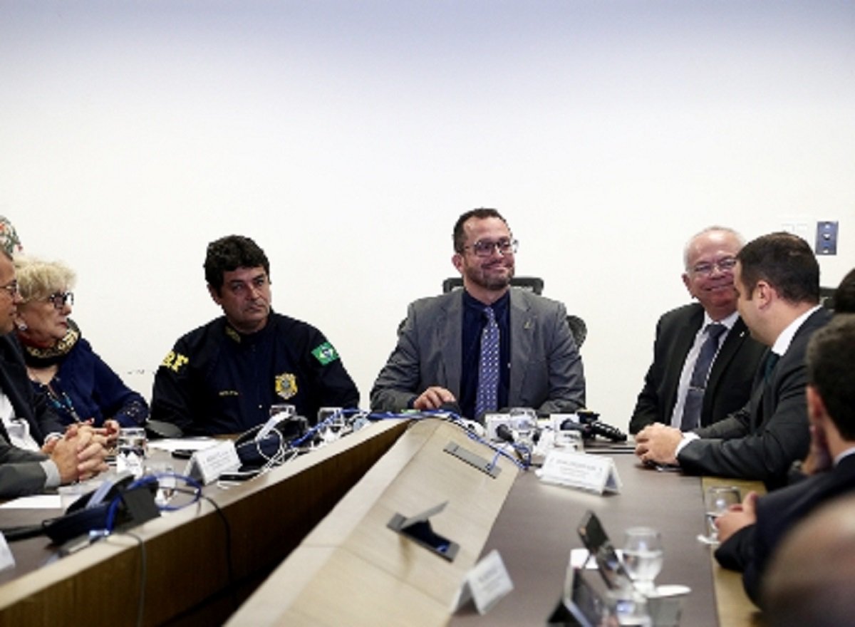 Representantes da Força Nacional, da Secretaria Nacional de Segurança Pública (Senasp), da Polícia Federal e da Polícia Rodoviária Federal (PRF) se reuniram durante todo o dia de hoje com a cúpula da Segurança Pública do Ceará, lideradas pelo secretário da Segurança Pública e Defesa Social (SSPDS), André Costa, com o objetivo de alinhar estratégias para dar maior celeridade no fluxo de informações e reforçar os trabalhos de inteligência nas ações já desenvolvidas no combate ao crime organizado no Estado (Foto: Fatima 247) Representantes da Força Nacional, da Secretaria Nacional de Segurança Pública (Senasp), da Polícia Federal e da Polícia Rodoviária Federal (PRF) se reuniram durante todo o dia de hoje com a cúpula da Segurança Pública do Ceará, lideradas pelo secretário da Segurança Pública e Defesa Social (SSPDS), André Costa, com o objetivo de alinhar estratégias para dar maior celeridade no fluxo de informações e reforçar os trabalhos de inteligência nas ações já desenvolvidas no combate ao crime organizado no Estado