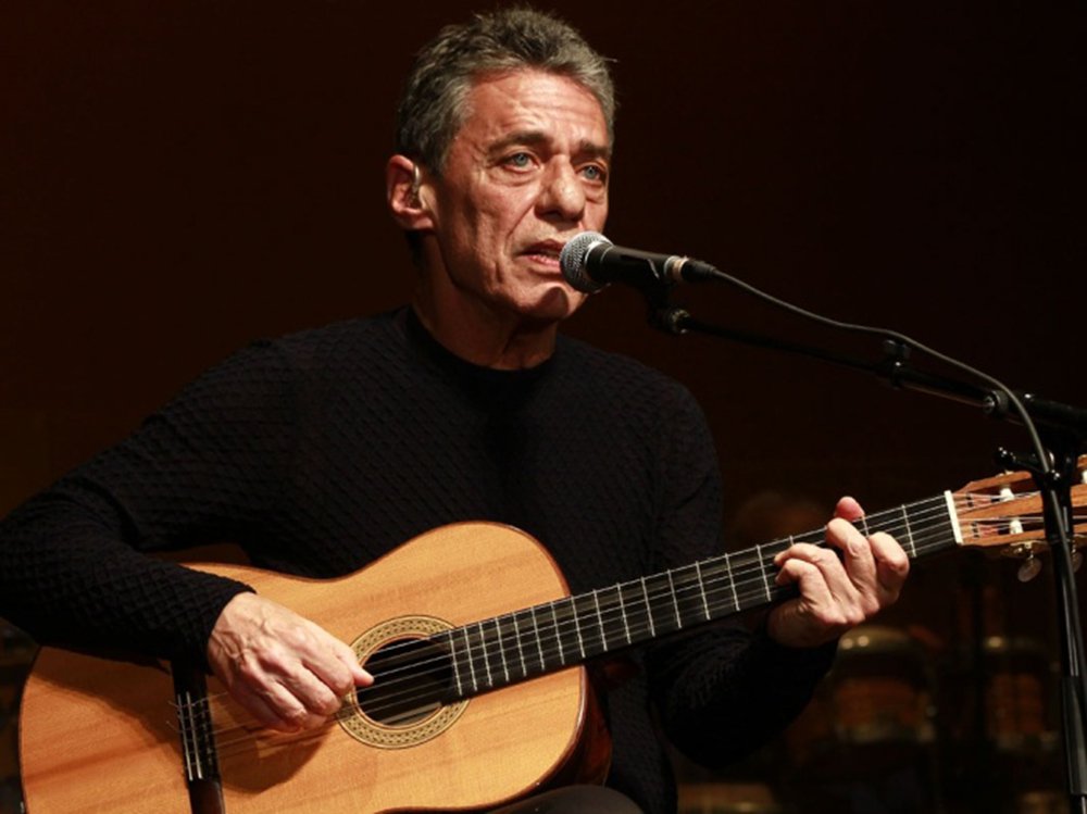 Os fãs de Chico Buarque de Holanda não decepcionaram o ídolo, ao final de seu show realizado na noite dessa quinta-feira (4), na casa de espetáculos Vivo Rio, no Rio de Janeiro; para felicidade do músico, grande admirador e apoiador do ex-presidente Luiz Inácio Lula da Silva, além de ter se tornado um dos principais críticos do governo de Michel Temer, a plateia se uniu e gritou em altos brados: "Fora Temer" e Olê, olê, olê, olá, Lula, Lula"; assista (Foto: Aquiles Lins) Os fãs de Chico Buarque de Holanda não decepcionaram o ídolo, ao final de seu show realizado na noite dessa quinta-feira (4), na casa de espetáculos Vivo Rio, no Rio de Janeiro; para felicidade do músico, grande admirador e apoiador do ex-presidente Luiz Inácio Lula da Silva, além de ter se tornado um dos principais críticos do governo de Michel Temer, a plateia se uniu e gritou em altos brados: "Fora Temer" e Olê, olê, olê, olá, Lula, Lula"; assista
