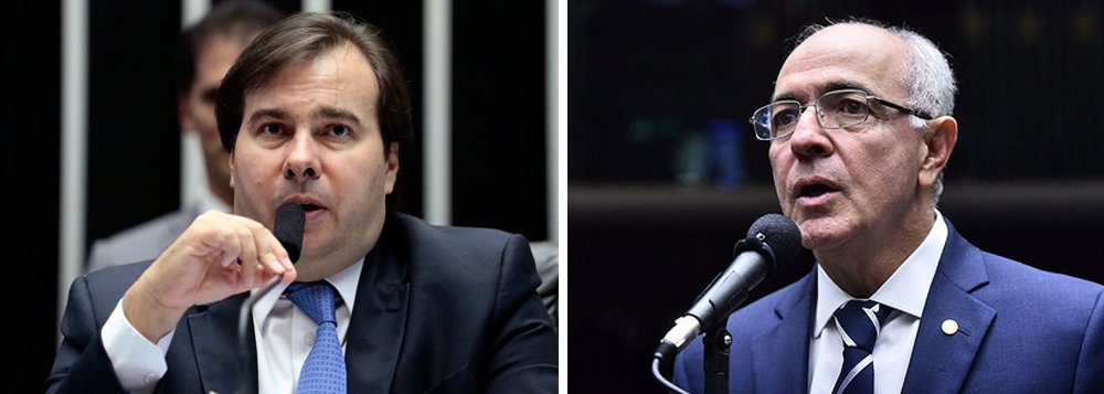 Antevendo o desastre que será 2018 dentro do barco de partidos ligados ao presidente Michel Temer, cuja rejeição é estratosférica, caciques do DEM avaliam deixar a base aliada e lançar Rodrigo Maia para presidente em 2018; o prefeito ACM Neto (DEM) e o senador Ronaldo Caiado (DEM-GO) almoçaram nesta quinta-feira (28), em Salvador, com Rodrigo Maia(DEM-RJ) em mais uma tentativa de convencê-lo a disputar o Planalto; e muito embora o deputado federal José Carlos Aleluia (DEM-BA) tente negar toda essa estratégia e dizer que ela não passa de especulação, ele admite que Maia “é um nome que é possível” (Foto: Voney Malta) Antevendo o desastre que será 2018 dentro do barco de partidos ligados ao presidente Michel Temer, cuja rejeição é estratosférica, caciques do DEM avaliam deixar a base aliada e lançar Rodrigo Maia para presidente em 2018; o prefeito ACM Neto (DEM) e o senador Ronaldo Caiado (DEM-GO) almoçaram nesta quinta-feira (28), em Salvador, com Rodrigo Maia(DEM-RJ) em mais uma tentativa de convencê-lo a disputar o Planalto; e muito embora o deputado federal José Carlos Aleluia (DEM-BA) tente negar toda essa estratégia e dizer que ela não passa de especulação, ele admite que Maia “é um nome que é possível”