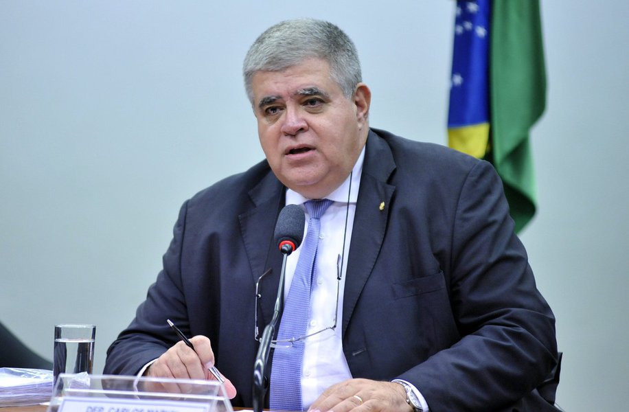 A Bancada do PT na Câmara dos Deputados entrou com duas representações nesta quinta-feira contra o ministro Carlos Marun, da Secretaria de Governo, que nesta semana chantageou os governadores dizendo que espera que eles "apoiem a reforma da Previdência como 'reciprocidade' pela liberação de verbas e financiamentos pelo governo federal"; "O ministro representado, que deveria zelar pela estrita observância da Constituição Federal, opta por declarar abertamente que o governo é capaz até de chantagear governadores em troca de apoio político para a Reforma da Previdência", diz a bancada em representação criminal protocolada na Procuradoria-Geral da República (Foto: Romulo Faro) A Bancada do PT na Câmara dos Deputados entrou com duas representações nesta quinta-feira contra o ministro Carlos Marun, da Secretaria de Governo, que nesta semana chantageou os governadores dizendo que espera que eles "apoiem a reforma da Previdência como 'reciprocidade' pela liberação de verbas e financiamentos pelo governo federal"; "O ministro representado, que deveria zelar pela estrita observância da Constituição Federal, opta por declarar abertamente que o governo é capaz até de chantagear governadores em troca de apoio político para a Reforma da Previdência", diz a bancada em representação criminal protocolada na Procuradoria-Geral da República