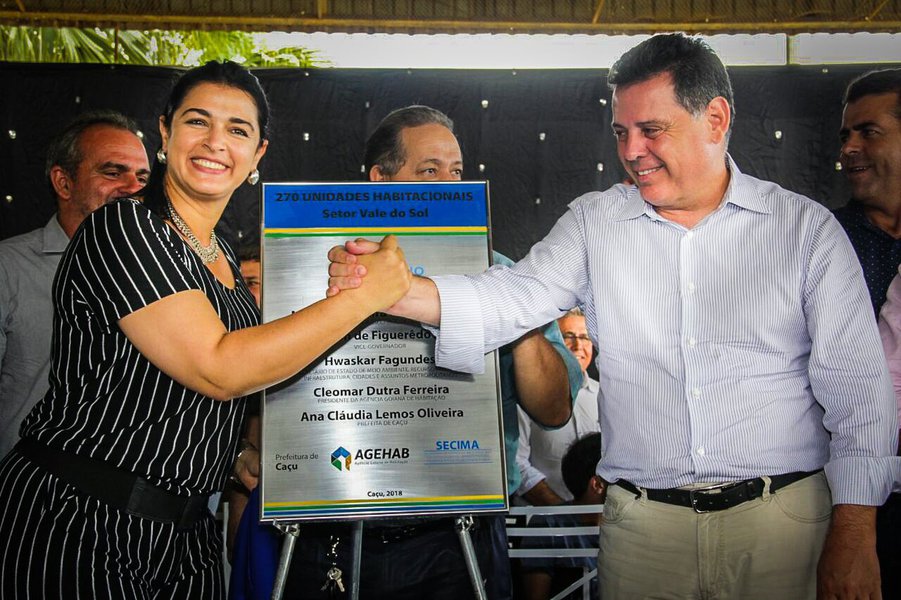 Governador Marconi realizou neste sábado giro pelo extremo Sudoeste goiano, visitando seis municípios; o prefeito de Itarumã, Ricardo Goulart (PMDB), iniciou sua fala fazendo um reconhecimento público do trabalho republicano do governador Marconi Perillo; revelou que as primeiras obras que está entregando na cidade foram garantidas por ele, “maior governador municipalista que temos”; responsável pela organização de uma grande recepção ao governador Marconi Perillo, ao vice Zé Eliton e toda a comitiva que visitou a cidade, a prefeita Ana Claúdia (MDB) fez questão de agradecer publicamente toda a ajuda e atenção que Marconi e Zé Eliton têm dado ao município (Foto: José Barbacena) Governador Marconi realizou neste sábado giro pelo extremo Sudoeste goiano, visitando seis municípios; o prefeito de Itarumã, Ricardo Goulart (PMDB), iniciou sua fala fazendo um reconhecimento público do trabalho republicano do governador Marconi Perillo; revelou que as primeiras obras que está entregando na cidade foram garantidas por ele, “maior governador municipalista que temos”; responsável pela organização de uma grande recepção ao governador Marconi Perillo, ao vice Zé Eliton e toda a comitiva que visitou a cidade, a prefeita Ana Claúdia (MDB) fez questão de agradecer publicamente toda a ajuda e atenção que Marconi e Zé Eliton têm dado ao município