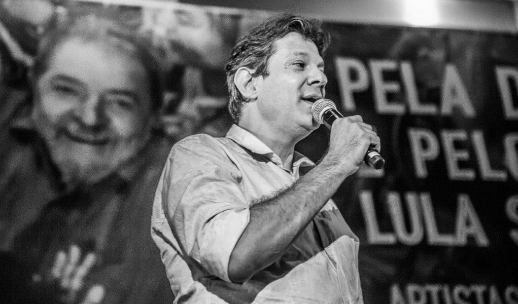 Em ato pelo direito do ex-presidente Lula de ser candidato, o ex-prefeito de São Paulo Fernando Haddad afirmou que sente sente saudade "do Brasil de muito pouco tempo atrás", referindo-se ao governo Lula, de quem foi ministro da Educação; "O sonho deles é disputar quem vai ganhar por WO", ironizou, para acrescentar que o petista está pronto para disputar e ganhar; "Eles têm todo o direito de (tentar) ganhar do Lula. Está difícil, mas eles têm direito. (Lula) tem 72 anos, energia de 30 e tesão de 20", afirmou Haddad (Foto: Leonardo Lucena) Em ato pelo direito do ex-presidente Lula de ser candidato, o ex-prefeito de São Paulo Fernando Haddad afirmou que sente sente saudade "do Brasil de muito pouco tempo atrás", referindo-se ao governo Lula, de quem foi ministro da Educação; "O sonho deles é disputar quem vai ganhar por WO", ironizou, para acrescentar que o petista está pronto para disputar e ganhar; "Eles têm todo o direito de (tentar) ganhar do Lula. Está difícil, mas eles têm direito. (Lula) tem 72 anos, energia de 30 e tesão de 20", afirmou Haddad