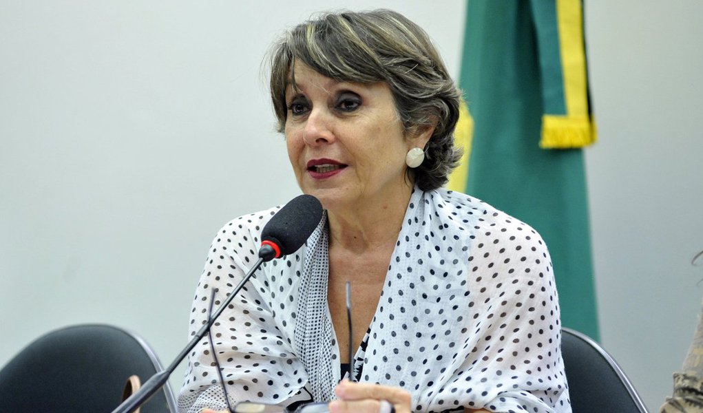 Presidente do PT do Distrito Federal, a deputada federal Erika Kokay usou a sua conta no Twitter para homenagear os 38 anos de nascimento do partido; segundo ela, a sigla é fruto de um sonho de uma geração corajosa que enfrentou a ditadura por justiça e democracia; “Tem 38 anos que tentam nos enterrar, mas esquecem que somos sementes de esperança e resistência. Viva Lula, viva a luta do PT!”, publicou a parlamentar (Foto: Voney Malta) Presidente do PT do Distrito Federal, a deputada federal Erika Kokay usou a sua conta no Twitter para homenagear os 38 anos de nascimento do partido; segundo ela, a sigla é fruto de um sonho de uma geração corajosa que enfrentou a ditadura por justiça e democracia; “Tem 38 anos que tentam nos enterrar, mas esquecem que somos sementes de esperança e resistência. Viva Lula, viva a luta do PT!”, publicou a parlamentar