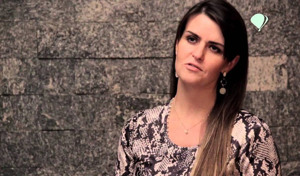 Em entrevista à RFI, a nova procuradora-geral do Rio Grande do Sul junto ao STF, Fernanda Figueira Tonetto, criticou o excesso de poder que tem concentrado o Judiciário; "Com tanto poder, eles podem se autoconceder uma série de vantagens que precisam ser debatidas por toda a sociedade. É preciso ter transparência para debater, problematizar e, quem sabe, encontrar soluções melhores", diz ela; "No Rio Grande do Sul, os funcionários públicos estão recebendo salários parcelados, inclusive nós, procuradores, o que não é o caso dos juízes estaduais", lembra (Foto: Aquiles Lins) Em entrevista à RFI, a nova procuradora-geral do Rio Grande do Sul junto ao STF, Fernanda Figueira Tonetto, criticou o excesso de poder que tem concentrado o Judiciário; "Com tanto poder, eles podem se autoconceder uma série de vantagens que precisam ser debatidas por toda a sociedade. É preciso ter transparência para debater, problematizar e, quem sabe, encontrar soluções melhores", diz ela; "No Rio Grande do Sul, os funcionários públicos estão recebendo salários parcelados, inclusive nós, procuradores, o que não é o caso dos juízes estaduais", lembra