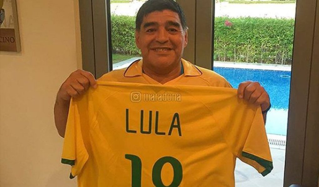 Ex-jogador de futebol argentino, Diego Armando Maradona, publicou uma foto nas redes sociais e declarou apoio ao ex-presidente Lula; Com os dizeres, "Lula querido, o Diego está contigo", Maradona posou com uma camisa da seleção brasileira com o nome de Lula e o número 18, fazendo alusão às eleições deste ano (Foto: Paulo Emílio) Ex-jogador de futebol argentino, Diego Armando Maradona, publicou uma foto nas redes sociais e declarou apoio ao ex-presidente Lula; Com os dizeres, "Lula querido, o Diego está contigo", Maradona posou com uma camisa da seleção brasileira com o nome de Lula e o número 18, fazendo alusão às eleições deste ano