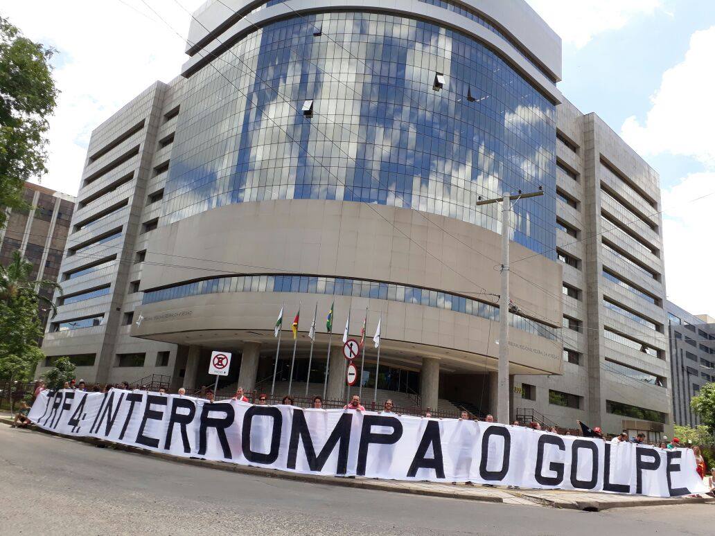 De acordo com o TRF4, sediado em Porto Alegre, são 250 jornalistas do Brasil e 43 correspondentes estrangeiros, da Alemanha, Argentina, Catar, China, Dinamarca, Espanha, Estados Unidos, França, Inglaterra e Japão; o julgamento do recurso do ex-presidente Lula está marcado para começar às 8h30 desta quarta-feira (24)
(Foto: Leonardo Lucena) De acordo com o TRF4, sediado em Porto Alegre, são 250 jornalistas do Brasil e 43 correspondentes estrangeiros, da Alemanha, Argentina, Catar, China, Dinamarca, Espanha, Estados Unidos, França, Inglaterra e Japão; o julgamento do recurso do ex-presidente Lula está marcado para começar às 8h30 desta quarta-feira (24)