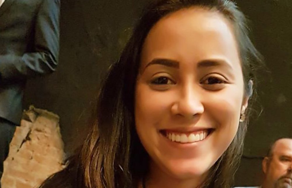 A estudante de Direito da PUC-SP Michele Maria Batista Alves emocionou ao fazer um discurso de resistência às conquistas sociais da classe mais pobres do Brasil; "Resistimos às piadas sobre pobres, às críticas sobre as esmolas que o governo nos dá. À falta de inglês fluente, de roupa social e linguajar rebuscado. Resistimos aos desabafos dos colegas sobre suas empregadas domésticas e seus porteiros. Mal sabiam que esses profissionais eram, na verdade, nossos pais", disse ela no discurso que viralizou; assista (Foto: Aquiles Lins) A estudante de Direito da PUC-SP Michele Maria Batista Alves emocionou ao fazer um discurso de resistência às conquistas sociais da classe mais pobres do Brasil; "Resistimos às piadas sobre pobres, às críticas sobre as esmolas que o governo nos dá. À falta de inglês fluente, de roupa social e linguajar rebuscado. Resistimos aos desabafos dos colegas sobre suas empregadas domésticas e seus porteiros. Mal sabiam que esses profissionais eram, na verdade, nossos pais", disse ela no discurso que viralizou; assista