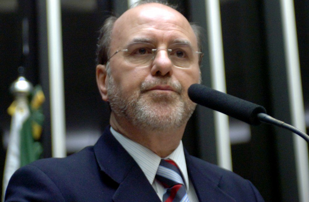 O secretário de Segurança Pública do Rio Grande do Sul, Cezar Augusto Schirmer, diz que o governo estadual tomou ações de modo a evitar confrontos entre manifestantes pró e contra o ex-presidente Luiz Inácio Lula da Silva, presentes na cidade de Porto Alegre para acompanhar, nesta quarta-feira (24) o julgamento da ação no Tribunal Regional Federal da 4.ª Região (TRF-4); Schirmer justificou o estado de sítio em torno do TRF-4, dizendo que o tribunal fica numa região dentro de um parque, às margens do Rio Guaiba, onde há outros prédios públicos (Foto: Charles Nisz) O secretário de Segurança Pública do Rio Grande do Sul, Cezar Augusto Schirmer, diz que o governo estadual tomou ações de modo a evitar confrontos entre manifestantes pró e contra o ex-presidente Luiz Inácio Lula da Silva, presentes na cidade de Porto Alegre para acompanhar, nesta quarta-feira (24) o julgamento da ação no Tribunal Regional Federal da 4.ª Região (TRF-4); Schirmer justificou o estado de sítio em torno do TRF-4, dizendo que o tribunal fica numa região dentro de um parque, às margens do Rio Guaiba, onde há outros prédios públicos