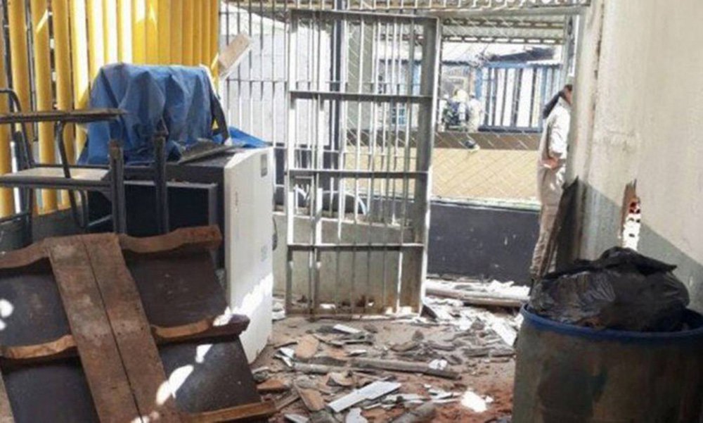 Superintendência Executiva de Administração Penitenciária (Seap) confirmou, por meio de nota divulgada na noite desta segunda-feira (1º), que nove presos morreram e 14 ficaram feridos, durante rebelião na Colônia Agroindustrial do Regime Semiaberto, no Complexo Prisional de Aparecida de Goiânia, cidade da região metropolitana de Goiânia; durante o confronto, os detentos chegaram a incendiar a unidade prisional. Foi preciso a ação do Copro de Bombeiros para apagar o incêndio (Foto: Paulo Emílio) Superintendência Executiva de Administração Penitenciária (Seap) confirmou, por meio de nota divulgada na noite desta segunda-feira (1º), que nove presos morreram e 14 ficaram feridos, durante rebelião na Colônia Agroindustrial do Regime Semiaberto, no Complexo Prisional de Aparecida de Goiânia, cidade da região metropolitana de Goiânia; durante o confronto, os detentos chegaram a incendiar a unidade prisional. Foi preciso a ação do Copro de Bombeiros para apagar o incêndio