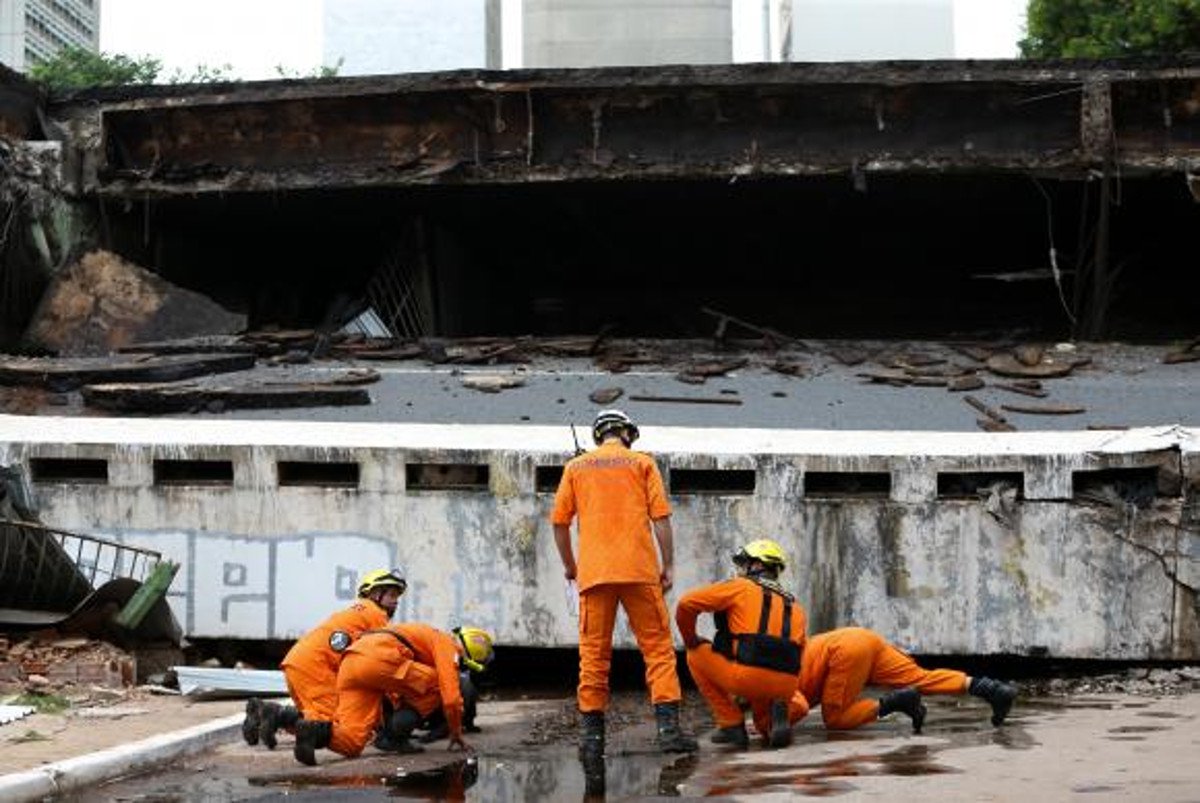 O viaduto que desabou na manhã desta terça (6), no centro de Brasília, deveria ter passado por manutenção pelo menos há sete anos; em 2011, estudo do Sindicato de Engenharia e Arquitetura (Sinaenco), afirmava que o viaduto do Eixão no Setor Comercial Sul apresentava o agravamento dos problemas que já haviam sido detectados em estudo anterior, de 2009, necessitando de “intervenção urgente face ao alto volume de veículos que ali trafega” (Foto: Charles Nisz) O viaduto que desabou na manhã desta terça (6), no centro de Brasília, deveria ter passado por manutenção pelo menos há sete anos; em 2011, estudo do Sindicato de Engenharia e Arquitetura (Sinaenco), afirmava que o viaduto do Eixão no Setor Comercial Sul apresentava o agravamento dos problemas que já haviam sido detectados em estudo anterior, de 2009, necessitando de “intervenção urgente face ao alto volume de veículos que ali trafega”