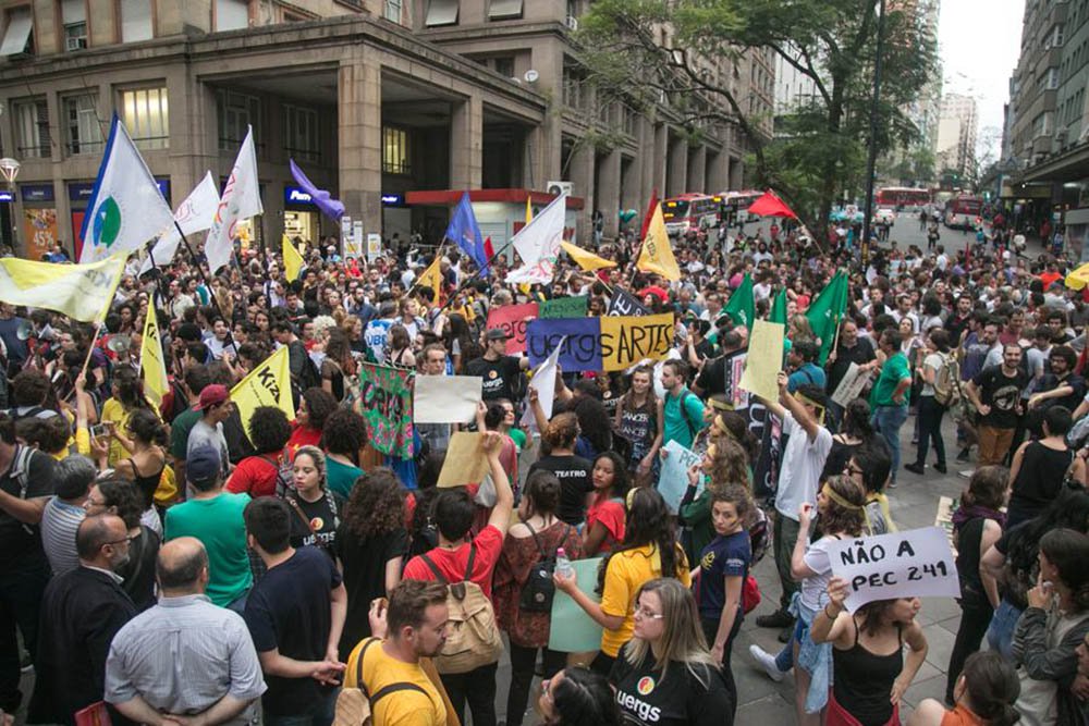 Na decisão que tomou contra o MST, o juiz federal Osório Ávila Neto proibiu a instalação de qualquer acampamento no Parque Harmonia, bem como a realização de protestos nas ruas próximas ao prédio do TRF-4, que julgará no dia 24 de janeiro o recurso do ex-presidente Lula; o magistrado não concedeu, porém, o pedido feito pelo Ministério Público Federal para proibir toda e qualquer manifestação no Parque Harmonia, que fica nas imediações do tribunal (Foto: Aquiles Lins) Na decisão que tomou contra o MST, o juiz federal Osório Ávila Neto proibiu a instalação de qualquer acampamento no Parque Harmonia, bem como a realização de protestos nas ruas próximas ao prédio do TRF-4, que julgará no dia 24 de janeiro o recurso do ex-presidente Lula; o magistrado não concedeu, porém, o pedido feito pelo Ministério Público Federal para proibir toda e qualquer manifestação no Parque Harmonia, que fica nas imediações do tribunal