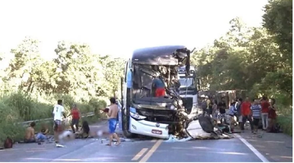 Um acidente entre um ônibus e duas carretas deixou seis mortos e dezenas de feridos na BR-020, em Formosa (GO), na manhã desta quinta-feira (15); veículo levava cerca de 40 pessoas e fotos divulgadas em redes sociais mostram a lateral do ônibus destruída; segundo a Polícia Rodoviária Federal (PRF), houve colisão frontal em um local de ultrapassagem proibida; o trecho é de pista simples; a via entre os povoados de JK e Bezerra, a 45 km do Distrito Federal, ficou completamente interditada (Foto: José Barbacena) Um acidente entre um ônibus e duas carretas deixou seis mortos e dezenas de feridos na BR-020, em Formosa (GO), na manhã desta quinta-feira (15); veículo levava cerca de 40 pessoas e fotos divulgadas em redes sociais mostram a lateral do ônibus destruída; segundo a Polícia Rodoviária Federal (PRF), houve colisão frontal em um local de ultrapassagem proibida; o trecho é de pista simples; a via entre os povoados de JK e Bezerra, a 45 km do Distrito Federal, ficou completamente interditada