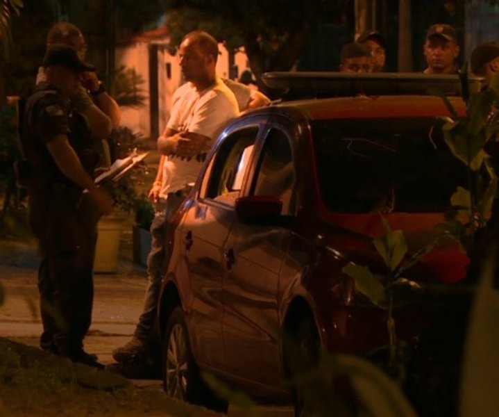 O crime aconteceu na noite desta quinta-feira (11), na esquina da Avenida Cesário de Melo com Rua Madre Teresa, próximo ao Hospital Rocha Faria, em Campo Grande, Zona Oeste do Rio; o próprio cabo se apresentou à Divisão de Homicídios (DH) e os delegados de plantão entenderam que ele poderá responder pelo crime em liberdade (Foto: Charles Nisz) O crime aconteceu na noite desta quinta-feira (11), na esquina da Avenida Cesário de Melo com Rua Madre Teresa, próximo ao Hospital Rocha Faria, em Campo Grande, Zona Oeste do Rio; o próprio cabo se apresentou à Divisão de Homicídios (DH) e os delegados de plantão entenderam que ele poderá responder pelo crime em liberdade