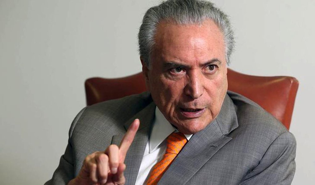 Jornalista Joaquim de Carvalho lembra, no Diário do Centro do Mundo, que "a pesquisa do IBGE que mede o custo de vida (INPC) constatou que no ano passado as coisas ficaram mais caras do que o reajuste do salário mínimo decretado pelo governo federal — 2,07% contra 1,81%"; "Para o governo, o reajuste minúsculo era necessário para economia de R$ 3,4 bilhões ao longo do ano. Na prática, se o índice de inflação fosse usado para a correção do mínimo, o trabalhador teria R$ 2 a mais no fim do mês", diz; segundo o blogueiro, o "governo que nega uma nota de R$ 2 reais ao trabalhador é o mesmo que autoriza o ministro da articulação política a liberar R$ 10 bilhões para obras" (Foto: Leonardo Lucena) Jornalista Joaquim de Carvalho lembra, no Diário do Centro do Mundo, que "a pesquisa do IBGE que mede o custo de vida (INPC) constatou que no ano passado as coisas ficaram mais caras do que o reajuste do salário mínimo decretado pelo governo federal — 2,07% contra 1,81%"; "Para o governo, o reajuste minúsculo era necessário para economia de R$ 3,4 bilhões ao longo do ano. Na prática, se o índice de inflação fosse usado para a correção do mínimo, o trabalhador teria R$ 2 a mais no fim do mês", diz; segundo o blogueiro, o "governo que nega uma nota de R$ 2 reais ao trabalhador é o mesmo que autoriza o ministro da articulação política a liberar R$ 10 bilhões para obras"