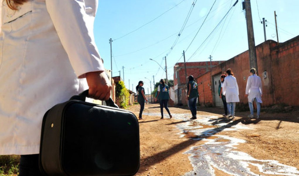 O percentual de domicílios atingidos mais que dobrou em relação a 2016, segundo o secretário de Saúde do Distrito Federal, Humberto Fonseca; o intuito do programa é dar atendimento primário de forma integral ao paciente, deixando as emergências para os pronto-socorros e hospitais (Foto: Charles Nisz) O percentual de domicílios atingidos mais que dobrou em relação a 2016, segundo o secretário de Saúde do Distrito Federal, Humberto Fonseca; o intuito do programa é dar atendimento primário de forma integral ao paciente, deixando as emergências para os pronto-socorros e hospitais