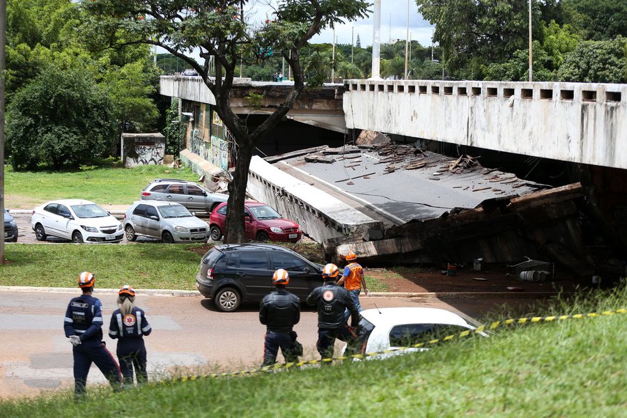 O trecho do viaduto que desabou na manhã desta terça-feira, no centro de Brasília, deve ser recuperado em cerca de seis meses, segundo previsão da presidente do Conselho Regional de Engenharia, Fátima Có; "Mas é provável que o processo licitatório não deva demorar, por se tratar de uma emergência", destacou; até o momento, não foram registradas vítimas do desabamento; o trânsito está completamente bloqueado na via, e não há previsão de liberação. O diretor-geral do Departamento de Estradas de Rodagem do Distrito Federal, Henrique Ludovice, disse que os órgãos do governo vão trabalhar de forma articulada, primeiramente no escoramento desse viaduto e na análise da estrutura (Foto: Romulo Faro) O trecho do viaduto que desabou na manhã desta terça-feira, no centro de Brasília, deve ser recuperado em cerca de seis meses, segundo previsão da presidente do Conselho Regional de Engenharia, Fátima Có; "Mas é provável que o processo licitatório não deva demorar, por se tratar de uma emergência", destacou; até o momento, não foram registradas vítimas do desabamento; o trânsito está completamente bloqueado na via, e não há previsão de liberação. O diretor-geral do Departamento de Estradas de Rodagem do Distrito Federal, Henrique Ludovice, disse que os órgãos do governo vão trabalhar de forma articulada, primeiramente no escoramento desse viaduto e na análise da estrutura