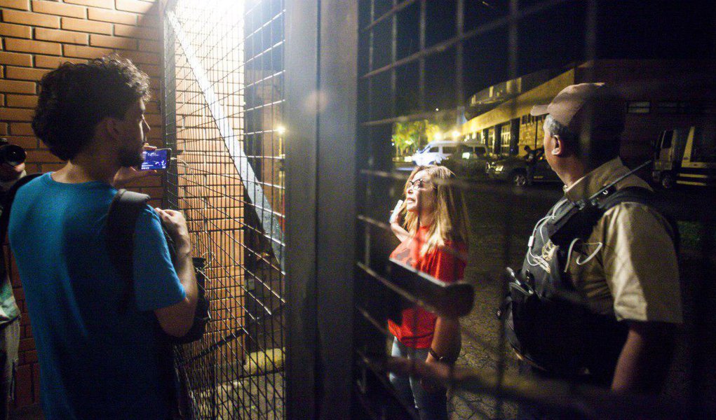 Durante as ações em resposta à condenação do ex-presidente Luiz Inácio Lula da Silva no TRF-4, nesta quarta-feira (24), 21 pessoas da Mídia Ninja e do Levante Popular da Juventude, que participavam de intervenções nas vias da cidade, foram detidas, sendo um menor de idade; assista a vídeo do momento (Foto: Aquiles Lins) Durante as ações em resposta à condenação do ex-presidente Luiz Inácio Lula da Silva no TRF-4, nesta quarta-feira (24), 21 pessoas da Mídia Ninja e do Levante Popular da Juventude, que participavam de intervenções nas vias da cidade, foram detidas, sendo um menor de idade; assista a vídeo do momento