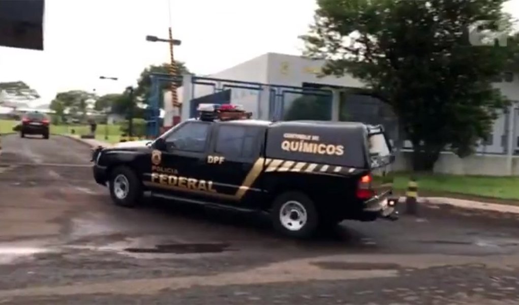 Polícia Federal (PF) deflagrou a Operação Renitência, oitava fase da Pecúlio, para apurar irregularidades na contratação de serviços públicos de saúde em Foz do Iguaçu (PR); policiais cumprem seis mandados de prisão (três preventivas e três temporárias) e 12 mandados de busca e apreensão (Foto: Paulo Emílio) Polícia Federal (PF) deflagrou a Operação Renitência, oitava fase da Pecúlio, para apurar irregularidades na contratação de serviços públicos de saúde em Foz do Iguaçu (PR); policiais cumprem seis mandados de prisão (três preventivas e três temporárias) e 12 mandados de busca e apreensão