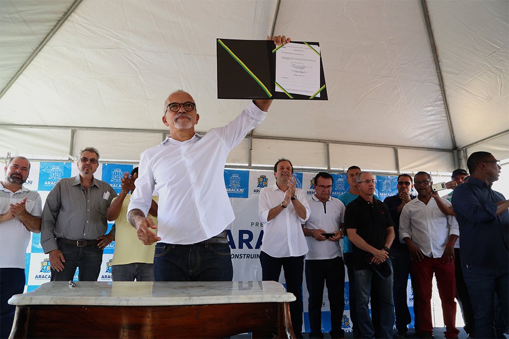 O prefeito de Aracaju, Edvaldo Nogueira (PCdoB), assinou nesta sexta-feira (19) a ordem de serviço da maior obra da atual administração municipal até o momento: a infraestrutura de todas as ruas da segunda etapa do bairro 17 de Março; com investimento de mais de R$ 13 milhões, a iniciativa contempla ações de drenagem, esgotamento sanitário e pavimentação do bairro, que foi projetado e construído por Edvaldo em seu mandato anterior (Foto: Charles Nisz) O prefeito de Aracaju, Edvaldo Nogueira (PCdoB), assinou nesta sexta-feira (19) a ordem de serviço da maior obra da atual administração municipal até o momento: a infraestrutura de todas as ruas da segunda etapa do bairro 17 de Março; com investimento de mais de R$ 13 milhões, a iniciativa contempla ações de drenagem, esgotamento sanitário e pavimentação do bairro, que foi projetado e construído por Edvaldo em seu mandato anterior