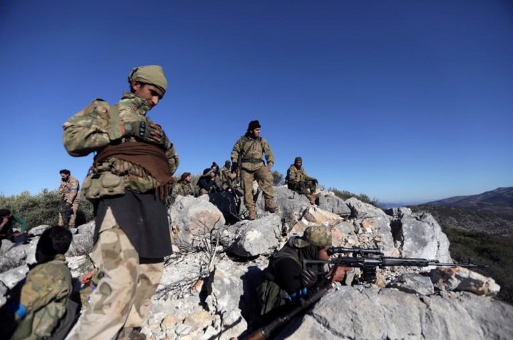 Forças pró-Síria entraram nesta terça-feira na região de Afrin, no noroeste sírio, para ajudar uma milícia curda na área a conter um ataque da Turquia, criando a perspectiva de uma escalada maior no conflito; pouco depois da chegada de um comboio de milicianos que empunhavam bandeiras da Síria e brandiam armas em Afrin, a mídia estatal síria relatou que a Turquia os alvejou com fogo de artilharia (Foto: Leonardo Lucena) Forças pró-Síria entraram nesta terça-feira na região de Afrin, no noroeste sírio, para ajudar uma milícia curda na área a conter um ataque da Turquia, criando a perspectiva de uma escalada maior no conflito; pouco depois da chegada de um comboio de milicianos que empunhavam bandeiras da Síria e brandiam armas em Afrin, a mídia estatal síria relatou que a Turquia os alvejou com fogo de artilharia