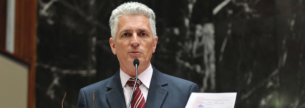 Para o deputado federal Rogério Correia (PT-MG) o Brasil é um país dividido entre a fantasia e a realidade; "Existe um Brasil fantasioso. Nele, o ilegítimo Temer está 'recuperando' a economia; Aécio, livre, leve e solto, é um senador que tentará a reeleição ou até o governo mineiro; e a Lava Jato está 'limpando' o Brasil dos corruptos. Esse Brasil fantasioso é o que é retratado pela mídia corporativa; já o "Brasil real", diz ele, "a economia vai mal, muito mal, o Judiciário continua a ignorar a corrupção do PSDB e o Brasil é vendido aos estrangeiros" (Foto: Paulo Emílio) Para o deputado federal Rogério Correia (PT-MG) o Brasil é um país dividido entre a fantasia e a realidade; "Existe um Brasil fantasioso. Nele, o ilegítimo Temer está 'recuperando' a economia; Aécio, livre, leve e solto, é um senador que tentará a reeleição ou até o governo mineiro; e a Lava Jato está 'limpando' o Brasil dos corruptos. Esse Brasil fantasioso é o que é retratado pela mídia corporativa; já o "Brasil real", diz ele, "a economia vai mal, muito mal, o Judiciário continua a ignorar a corrupção do PSDB e o Brasil é vendido aos estrangeiros"