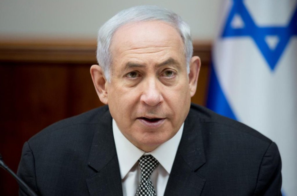 Manifestantes israelenses se reuniram em Tel Aviv para pedir a renúncia do primeiro-ministro, Benjamin Netanyahu, depois que a polícia recomendou que ele seja acusado de ter recebido subornos em dois casos de corrupção; a corporação disse haver indícios suficientes para denunciar Netanyahu, impondo ao premiê, atualmente em seu quarto mandato, um dos maiores desafios ao seu longo domínio na política de Israel (Foto: Leonardo Lucena) Manifestantes israelenses se reuniram em Tel Aviv para pedir a renúncia do primeiro-ministro, Benjamin Netanyahu, depois que a polícia recomendou que ele seja acusado de ter recebido subornos em dois casos de corrupção; a corporação disse haver indícios suficientes para denunciar Netanyahu, impondo ao premiê, atualmente em seu quarto mandato, um dos maiores desafios ao seu longo domínio na política de Israel