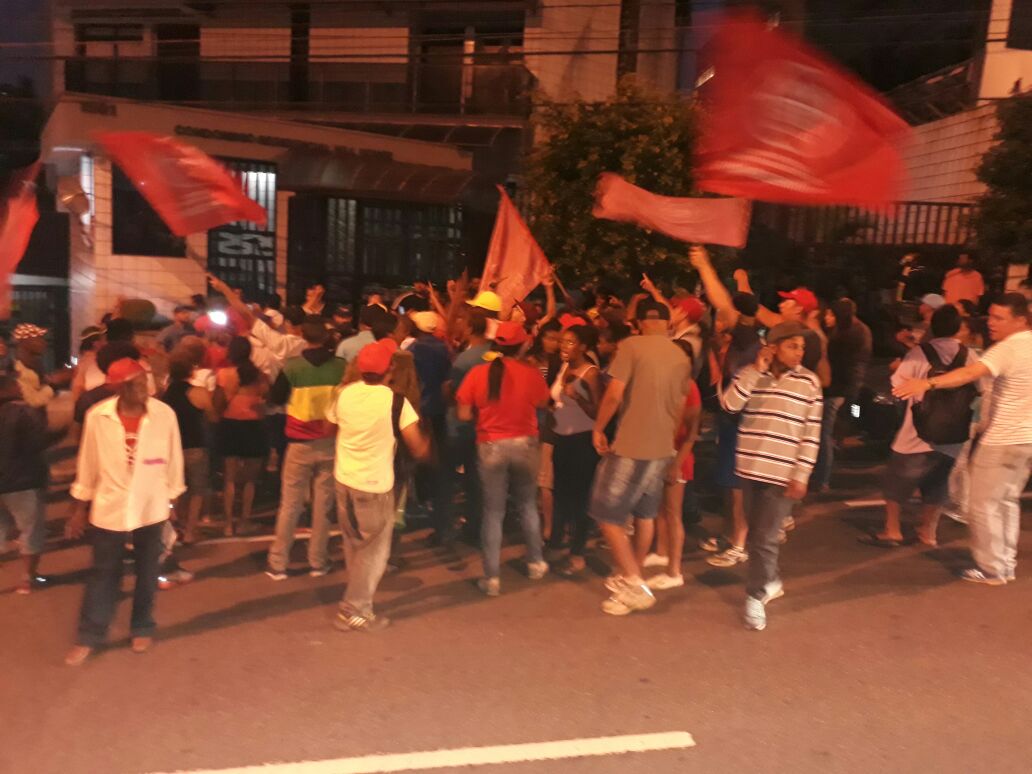 Militantes MTST de São Bernardo ocuparam a frente da casa de Lula contra 'as provocações da direita e em solidariedade ao ex-presidente'; o líder do movimento, Guilherme Boulos, afirmou que "grupelhos de direita fazem provocação em frente à casa de Lula" nesta noite (Foto: Romulo Faro) Militantes MTST de São Bernardo ocuparam a frente da casa de Lula contra 'as provocações da direita e em solidariedade ao ex-presidente'; o líder do movimento, Guilherme Boulos, afirmou que "grupelhos de direita fazem provocação em frente à casa de Lula" nesta noite