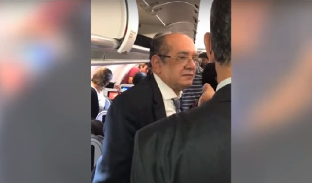 O ministro Gilmar Mendes, do Supremo Tribunal Federal, foi alvo de manifestação dentro de um avião; no vídeo, que viraliza nas redes sociais, manifestantes pedem Polícia Federal contra o magistrado e ressaltam sua amizade com o senador Aécio Neves (PSDB) (Foto: Aquiles Lins) O ministro Gilmar Mendes, do Supremo Tribunal Federal, foi alvo de manifestação dentro de um avião; no vídeo, que viraliza nas redes sociais, manifestantes pedem Polícia Federal contra o magistrado e ressaltam sua amizade com o senador Aécio Neves (PSDB)