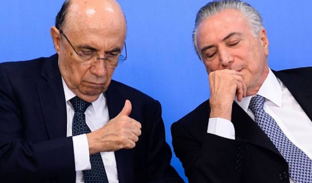 Com a dupla Michel Temer e Henrique Meirelles à frenda economia, a dívida pública federal subiu 14,3% em 2017, a R$ 3,559 trilhões, renovando seu recorde histórico; crescimento da dívida se deu fundamentalmente pela alta de 15% da dívida mobiliária federal interna em relação a 2016, a R$ 3,435 trilhões; no Plano Anual de Financiamento (PAF) para 2018 divulgado nesta quinta-feira, o Tesouro fixou novo intervalo de R$ 3,78 a R$ 3,98 trilhões para o estoque geral da dívida; no ano passado, esse intervalo era de R$ 3,45 trilhões a R$ 3,65 trilhões (Foto: Paulo Emílio) Com a dupla Michel Temer e Henrique Meirelles à frenda economia, a dívida pública federal subiu 14,3% em 2017, a R$ 3,559 trilhões, renovando seu recorde histórico; crescimento da dívida se deu fundamentalmente pela alta de 15% da dívida mobiliária federal interna em relação a 2016, a R$ 3,435 trilhões; no Plano Anual de Financiamento (PAF) para 2018 divulgado nesta quinta-feira, o Tesouro fixou novo intervalo de R$ 3,78 a R$ 3,98 trilhões para o estoque geral da dívida; no ano passado, esse intervalo era de R$ 3,45 trilhões a R$ 3,65 trilhões