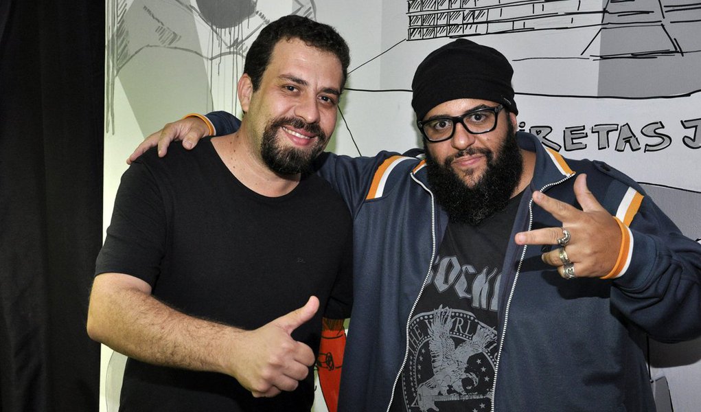 Provável candidato do Psol à presidência da República, Guilherme Boulos participou do programa "Ferrez em construção", na TV 247, e disse que "a sociedade brasileira é altamente indignante"; segundo ele, basta ter olhos e não tratar as pessoas como invisíveis, para se dar conta de que há algo de profundamente errado na organização econômica e social do País; Boulos diz ainda que, além dos livros, sua maior escola foram as ocupações dos militantes sem-teto; "sem a indignação, a gente vai morrendo aos poucos", afirma; confira a íntegra da entrevista, que é também uma aula sobre a lógica das ocupações (Foto: Leonardo Attuch) Provável candidato do Psol à presidência da República, Guilherme Boulos participou do programa "Ferrez em construção", na TV 247, e disse que "a sociedade brasileira é altamente indignante"; segundo ele, basta ter olhos e não tratar as pessoas como invisíveis, para se dar conta de que há algo de profundamente errado na organização econômica e social do País; Boulos diz ainda que, além dos livros, sua maior escola foram as ocupações dos militantes sem-teto; "sem a indignação, a gente vai morrendo aos poucos", afirma; confira a íntegra da entrevista, que é também uma aula sobre a lógica das ocupações