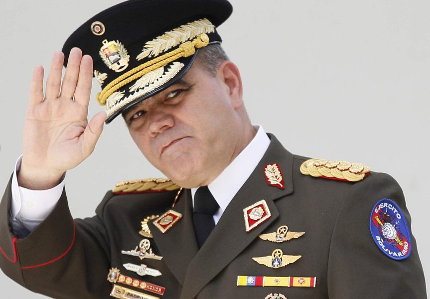 O ministro da Defesa da Venezuela, Vladimir Padrino López, declarou que as sanções do governo dos EUA contra os militares venezuelanos não conseguem intimidar a honra da Força Armada Nacional Bolivariana; "Que o mundo inteiro, e especialmente o império americano, com seus aliados internos e externos, saiba que não nos intimidarão com sanções de qualquer tipo", disse ele, em um comunicado divulgado pelo serviço de imprensa do Ministério da Defesa neste sábado (Foto: Romulo Faro) O ministro da Defesa da Venezuela, Vladimir Padrino López, declarou que as sanções do governo dos EUA contra os militares venezuelanos não conseguem intimidar a honra da Força Armada Nacional Bolivariana; "Que o mundo inteiro, e especialmente o império americano, com seus aliados internos e externos, saiba que não nos intimidarão com sanções de qualquer tipo", disse ele, em um comunicado divulgado pelo serviço de imprensa do Ministério da Defesa neste sábado