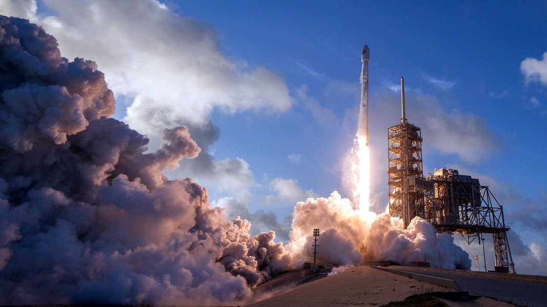 O automóvel elétrico de luxo será utilizado como carga no voo teste de estreia altamente esperado do novo foguete jumbo Falcon Heavy, também de Musk, que deve ser lançado na terça-feira por seu outro empreendimento de transporte, a Space Exploration Technologies; provavelmente a SpaceX, com sede na Califórnia, vai ganhar vantagem em relação às companhias de foguetes comerciais rivais que buscam contratos importantes com a Nasa, as Forças Armadas dos EUA, empresas de satélites e até mesmo com turistas espaciais pagantes
(Foto: Luis Mauro Queiroz) O automóvel elétrico de luxo será utilizado como carga no voo teste de estreia altamente esperado do novo foguete jumbo Falcon Heavy, também de Musk, que deve ser lançado na terça-feira por seu outro empreendimento de transporte, a Space Exploration Technologies; provavelmente a SpaceX, com sede na Califórnia, vai ganhar vantagem em relação às companhias de foguetes comerciais rivais que buscam contratos importantes com a Nasa, as Forças Armadas dos EUA, empresas de satélites e até mesmo com turistas espaciais pagantes