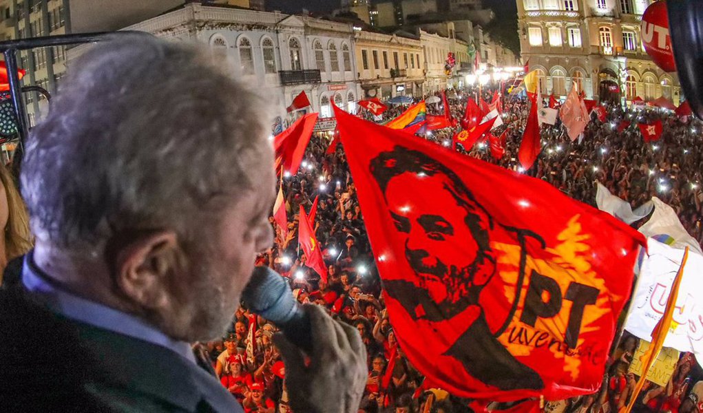 Vítima de uma intensa caçada judicial, o ex-presidente Luiz Inácio Lula da Silva ganha apoio até na Alemanha, onde um grupo de pessoas, dentre eles jornalistas, aderiram à campanha de que a eleição sem a candidatura do petista é uma fraude; "Sem Lula, esta eleição é uma fraude", diz o presidente do Fórum das Américas de Berlim, o que também é reforçado pelo jornalista Peter Steiniger; vídeo (Foto: Leonardo Lucena) Vítima de uma intensa caçada judicial, o ex-presidente Luiz Inácio Lula da Silva ganha apoio até na Alemanha, onde um grupo de pessoas, dentre eles jornalistas, aderiram à campanha de que a eleição sem a candidatura do petista é uma fraude; "Sem Lula, esta eleição é uma fraude", diz o presidente do Fórum das Américas de Berlim, o que também é reforçado pelo jornalista Peter Steiniger; vídeo