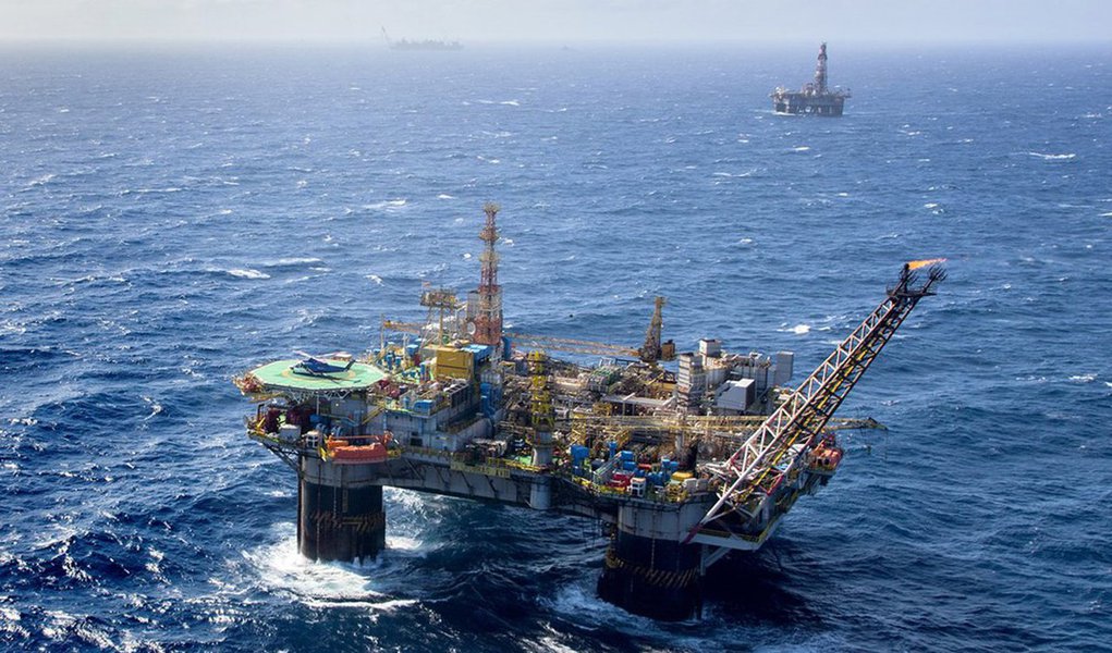 Petrobras informou que concluiu a cessão de direitos das concessões das áreas de Lapa e Iara, ambas na Bacia de Santos, para a petroleira francesa Total, como parte de uma aliança estratégica assinada anteriormente entre ambas as empresas; valor pago nessas transações, segundo as companhias, totaliza US$ 1,95 bilhão, mas não contempla uma linha de crédito que pode ser acionada pela Petrobras no valor de US$ 400 milhões, representando parte dos investimentos da estatal nos campos da área de Iara, além de pagamentos contingentes (Foto: Paulo Emílio) Petrobras informou que concluiu a cessão de direitos das concessões das áreas de Lapa e Iara, ambas na Bacia de Santos, para a petroleira francesa Total, como parte de uma aliança estratégica assinada anteriormente entre ambas as empresas; valor pago nessas transações, segundo as companhias, totaliza US$ 1,95 bilhão, mas não contempla uma linha de crédito que pode ser acionada pela Petrobras no valor de US$ 400 milhões, representando parte dos investimentos da estatal nos campos da área de Iara, além de pagamentos contingentes
