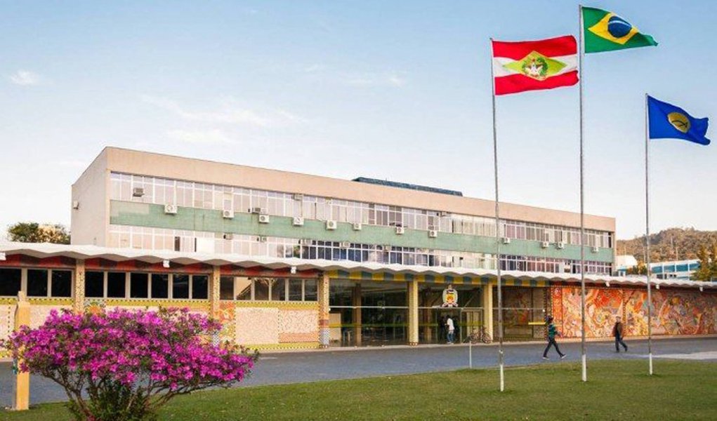 A Capes (Coordenação de Aperfeiçoamento de Pessoal de Nível Superior), órgão do Ministério da Educação, voltará a liberar verbas de custeio para os cursos de Educação a Distância (EAD) da Universidade Federal de Santa Catarina (UFSC); a investigação sobre irregularidades nos cursos a distância culminou na Operação Ouvidos Moucos da Polícia Federal, que prendeu o reitor Luiz Carlos Cancellier e outros seis professores; o caso ganhou repercussão após a morte de Cancellier, que se matou alegando inocência em outubro de 2017. (Foto: Charles Nisz) A Capes (Coordenação de Aperfeiçoamento de Pessoal de Nível Superior), órgão do Ministério da Educação, voltará a liberar verbas de custeio para os cursos de Educação a Distância (EAD) da Universidade Federal de Santa Catarina (UFSC); a investigação sobre irregularidades nos cursos a distância culminou na Operação Ouvidos Moucos da Polícia Federal, que prendeu o reitor Luiz Carlos Cancellier e outros seis professores; o caso ganhou repercussão após a morte de Cancellier, que se matou alegando inocência em outubro de 2017.
