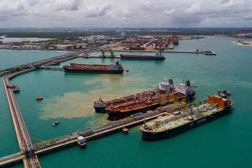 O Complexo Industrial Portuário de Suape, no Sul da Região Metropolitana do Recife, alcançou em 2017 a maior movimentação anual de sua história, com um total de 23,8 milhões de toneladas de cargas, um crescimento de 4,7% em relação ao ano anterior; de acordo com balanço divulgado pelo porto, o destaque foi o crescimento, principalmente, de contêineres e veículos, que alcançaram também as maiores marcas já registradas em Suape; em 2017, foram 464.490 TEUs (+18,9%) e 80.080 automóveis (+46%), respectivamente (Foto: Leonardo Lucena) O Complexo Industrial Portuário de Suape, no Sul da Região Metropolitana do Recife, alcançou em 2017 a maior movimentação anual de sua história, com um total de 23,8 milhões de toneladas de cargas, um crescimento de 4,7% em relação ao ano anterior; de acordo com balanço divulgado pelo porto, o destaque foi o crescimento, principalmente, de contêineres e veículos, que alcançaram também as maiores marcas já registradas em Suape; em 2017, foram 464.490 TEUs (+18,9%) e 80.080 automóveis (+46%), respectivamente