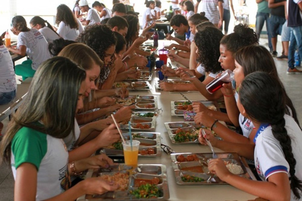 O Governo de Alagoas, por meio da Secretaria de Estado da Educação (Seduc) e Emater-AL, investirá no mínimo 30% dos recursos do Fundo Nacional de Desenvolvimento da Educação (FNDE) em agricultura familiar para a produção da merenda nas escolas da rede estadual, através do Programa Novo Mais Educação (PNME); a medida abrangerá mais de 30 escolas da região Agreste ligadas à 5ª Gerência Regional de Educação (Gere) (Foto: Voney Malta) O Governo de Alagoas, por meio da Secretaria de Estado da Educação (Seduc) e Emater-AL, investirá no mínimo 30% dos recursos do Fundo Nacional de Desenvolvimento da Educação (FNDE) em agricultura familiar para a produção da merenda nas escolas da rede estadual, através do Programa Novo Mais Educação (PNME); a medida abrangerá mais de 30 escolas da região Agreste ligadas à 5ª Gerência Regional de Educação (Gere)