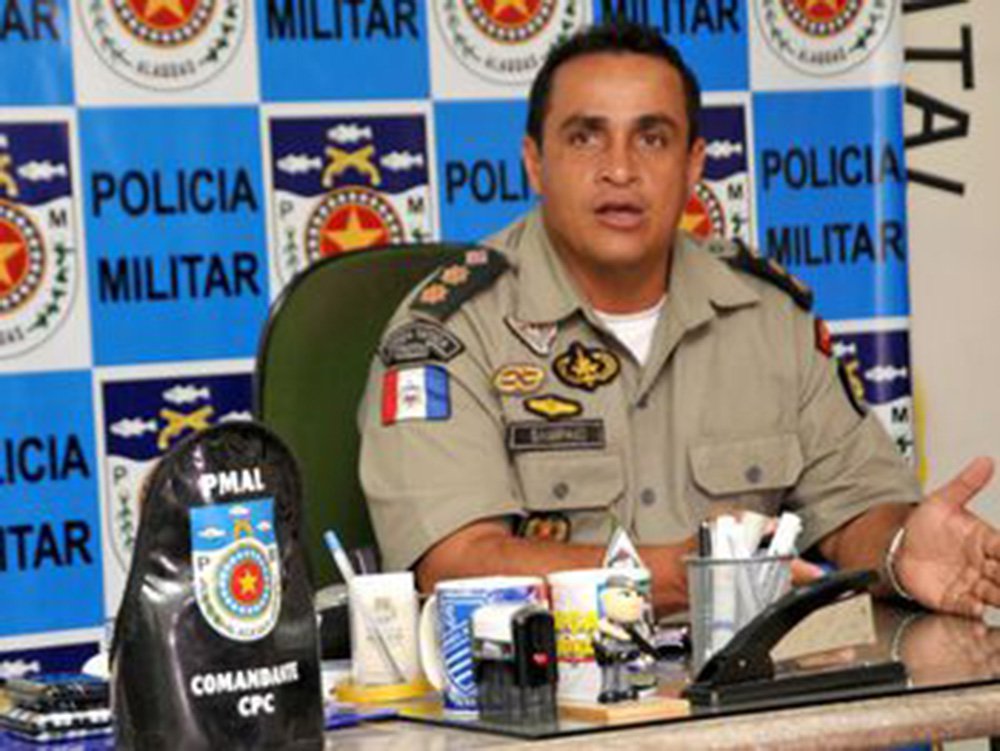 O comandante-geral da Polícia Militar de Alagoas (PMAL), coronel Marcos Sampaio, teve o carro levado em um assalto ocorrido na noite desta terça-feira (13), no bairro do Trapiche da Barra, em Maceió; o veículo pertence à Secretaria de Segurança Pública (SSP) e era utilizado pelo comandante; após o assalto foi emitido um alerta geral para todas as equipes de plantão, mas o veículo ainda não foi recuperado (Foto: Voney Malta) O comandante-geral da Polícia Militar de Alagoas (PMAL), coronel Marcos Sampaio, teve o carro levado em um assalto ocorrido na noite desta terça-feira (13), no bairro do Trapiche da Barra, em Maceió; o veículo pertence à Secretaria de Segurança Pública (SSP) e era utilizado pelo comandante; após o assalto foi emitido um alerta geral para todas as equipes de plantão, mas o veículo ainda não foi recuperado