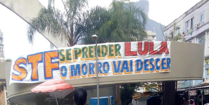 A faixa afixada na entrada da favela da Rocinha, avisando ao STF que, caso Lula seja preso, o morro vai descer, com certeza tirou o sono de Temer e do judiciário, que fingiram ignorar o fato, para não dar crédito a mobilização. Mas, a resposta veio a cavalo (Foto: Nêggo Tom) A faixa afixada na entrada da favela da Rocinha, avisando ao STF que, caso Lula seja preso, o morro vai descer, com certeza tirou o sono de Temer e do judiciário, que fingiram ignorar o fato, para não dar crédito a mobilização. Mas, a resposta veio a cavalo