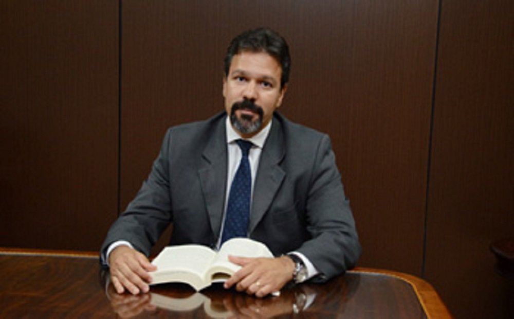 Ricardo Leite, da 10ª Vara Federal de Brasília, que proibiu Lula de sair do Brasil e mandou confiscar seu passaporte, já foi afastado da Operação Zelotes suspeito de atrapalhar as investigações e se tornou alvo de investigação da Corregedoria; em maio passado, ele havia ordenado a suspensão das atividades do Instituto Lula (Foto: Gisele Federicce) Ricardo Leite, da 10ª Vara Federal de Brasília, que proibiu Lula de sair do Brasil e mandou confiscar seu passaporte, já foi afastado da Operação Zelotes suspeito de atrapalhar as investigações e se tornou alvo de investigação da Corregedoria; em maio passado, ele havia ordenado a suspensão das atividades do Instituto Lula