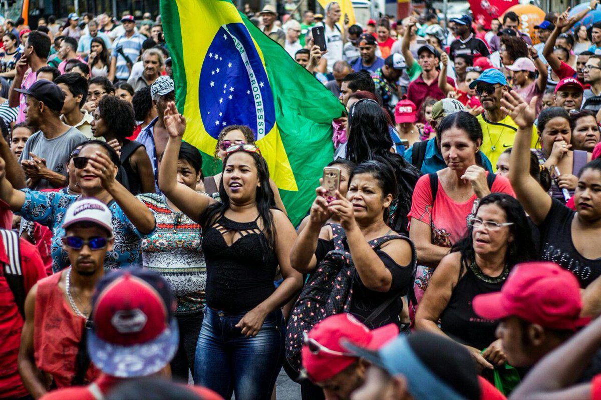 Logo após a confirmação da condenação do ex-presidente Lula em segunda instância no caso do tríplex do Guarujá, milhares de pessoas rumaram para a Praça da República, no centro de São Paulo; ainda na noite desta quarta-feira (24), o ex-presidente participará de um ato com a presença de lideranças políticas e demovimentos sociais no local (Foto: Gisele Federicce) Logo após a confirmação da condenação do ex-presidente Lula em segunda instância no caso do tríplex do Guarujá, milhares de pessoas rumaram para a Praça da República, no centro de São Paulo; ainda na noite desta quarta-feira (24), o ex-presidente participará de um ato com a presença de lideranças políticas e demovimentos sociais no local