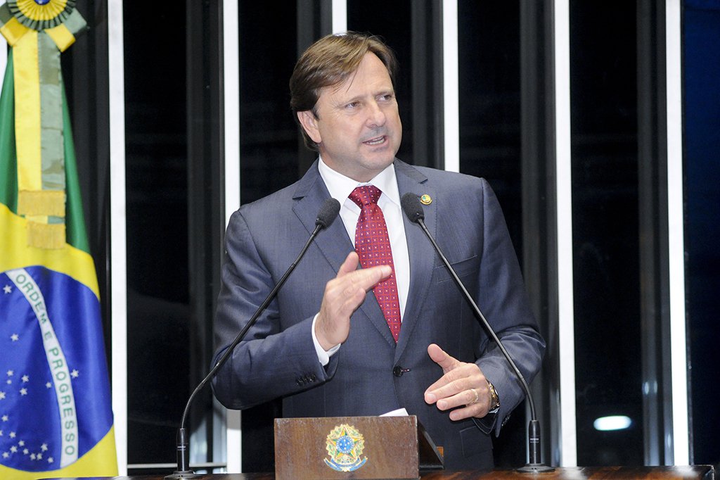 O senador Acir Gurgacz (PDT-RO) foi condenado por crimes contra o sistema financeiro à pena de 4 anos e 6 meses de prisão no regime semiaberto; o parlamentar terá os direitos políticos suspensos, mas a perda do mandato ficará submetida à deliberação do Senado; de acordo com denúncia da PGR, no período de 2003 a 2004, o senador teria obtido, mediante fraude, financiamento junto ao Banco da Amazônia para renovar a frota de ônibus da Eucatur, empresa de transporte gerida por ele (Foto: Leonardo Lucena) O senador Acir Gurgacz (PDT-RO) foi condenado por crimes contra o sistema financeiro à pena de 4 anos e 6 meses de prisão no regime semiaberto; o parlamentar terá os direitos políticos suspensos, mas a perda do mandato ficará submetida à deliberação do Senado; de acordo com denúncia da PGR, no período de 2003 a 2004, o senador teria obtido, mediante fraude, financiamento junto ao Banco da Amazônia para renovar a frota de ônibus da Eucatur, empresa de transporte gerida por ele