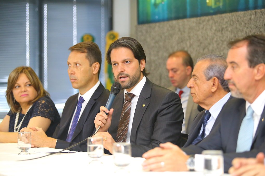 O ministro das Cidades, Alexandre Baldy, anunciou, na manhã desta segunda-feira (29), que as obras do BRT Norte-Sul de Goiânia serão retomadas nos próximos dias; após reunião com o presidente da Caixa, Gilberto Occhi, e com o prefeito da capital, Iris Rezende (MDB), Baldy explicou que o consórcio formado pelas empresas EPC e WGV voltará a receber os recursos para conclusão da obra; “É uma determinação do próprio presidente, estamos retomando mais de 7 mil obras paradas em todo o Brasil e não seria diferente aqui”, destacou (Foto: José Barbacena) O ministro das Cidades, Alexandre Baldy, anunciou, na manhã desta segunda-feira (29), que as obras do BRT Norte-Sul de Goiânia serão retomadas nos próximos dias; após reunião com o presidente da Caixa, Gilberto Occhi, e com o prefeito da capital, Iris Rezende (MDB), Baldy explicou que o consórcio formado pelas empresas EPC e WGV voltará a receber os recursos para conclusão da obra; “É uma determinação do próprio presidente, estamos retomando mais de 7 mil obras paradas em todo o Brasil e não seria diferente aqui”, destacou