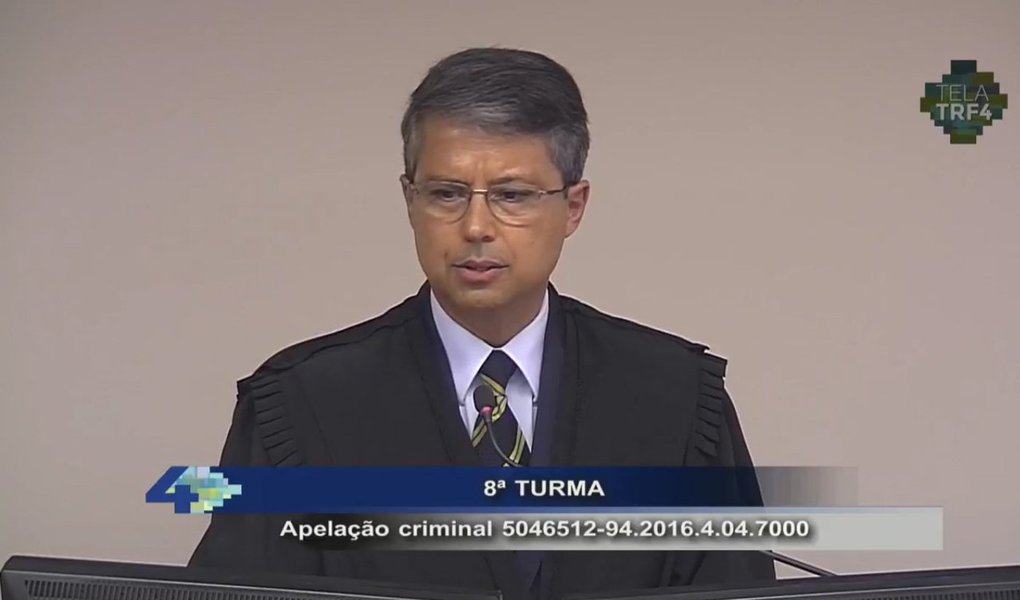 Victor Laus, o terceiro desembargador, começou elogiando a Lava Jato e chamou Sérgio Moro de brilhante. Definiu-o com três palavras: Talento, coragem, interesse. "Decisões judiciais têm que ser fundamentadas". Laus julgou não o caso do triplex, mas o mandato de Lula: "Sua Excelência em certo momento perdeu o rumo" (Foto: Alex Solnik) Victor Laus, o terceiro desembargador, começou elogiando a Lava Jato e chamou Sérgio Moro de brilhante. Definiu-o com três palavras: Talento, coragem, interesse. "Decisões judiciais têm que ser fundamentadas". Laus julgou não o caso do triplex, mas o mandato de Lula: "Sua Excelência em certo momento perdeu o rumo"