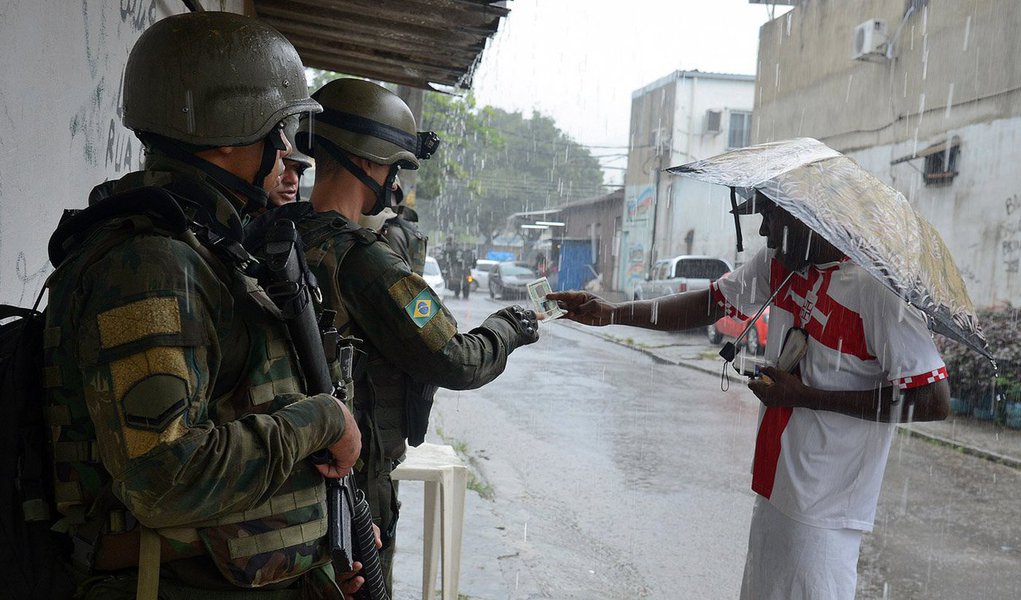 A intervenção militar do exército já caiu no ridículo. A última patacoada é o flagra de soldados interrompendo o ir e vir de moradores de favelas da zona oeste, o que é evidentemente inconstitucional, e, qual num estado de sítio, fichando-os um a um (Foto: Miguel do Rosário) A intervenção militar do exército já caiu no ridículo. A última patacoada é o flagra de soldados interrompendo o ir e vir de moradores de favelas da zona oeste, o que é evidentemente inconstitucional, e, qual num estado de sítio, fichando-os um a um