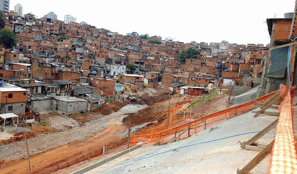 As comunidades de Heliópolis e Paraisópolis receberão, em 30 dias, o projeto piloto que vai oferecer microcrédito às favelas brasileiras; foi assinado, em Brasília, o Acordo de Cooperação entre o Sebrae e o BNDES que amplia acesso a crédito aos microempreendedores individuais (MEI); “O entendimento do BNDES em relação aos pequenos negócios era outro, agora estamos falando a mesma língua; os recursos estavam concentrados e o Sebrae e o Banco estão aqui para enfrentar os desafios”, enfatizou o presidente do Sebrae, Guilherme Afif Domingos (Foto: Leonardo Lucena) As comunidades de Heliópolis e Paraisópolis receberão, em 30 dias, o projeto piloto que vai oferecer microcrédito às favelas brasileiras; foi assinado, em Brasília, o Acordo de Cooperação entre o Sebrae e o BNDES que amplia acesso a crédito aos microempreendedores individuais (MEI); “O entendimento do BNDES em relação aos pequenos negócios era outro, agora estamos falando a mesma língua; os recursos estavam concentrados e o Sebrae e o Banco estão aqui para enfrentar os desafios”, enfatizou o presidente do Sebrae, Guilherme Afif Domingos