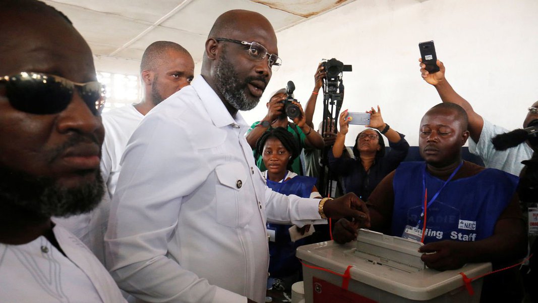 O ex-jogador George Weah, único africano ganhador do troféu Bola de Ouro de 1995, concedido ao melhor futebolista do ano, foi eleito presidente da Libéria nesta quinta-feira, após a apuração oficial de 98% dos votos do segundo turno das eleições; de acordo com os resultados provisórios anunciados pela Comissão Eleitoral Nacional (NEC) do país, Weah, do partido Congresso pela Mudança Democrática, obteve 61,5% do votos contra 38,7% do atual vice-presidente do país, Joseph Boakai, do Partido da Unidade (Foto: Romulo Faro) O ex-jogador George Weah, único africano ganhador do troféu Bola de Ouro de 1995, concedido ao melhor futebolista do ano, foi eleito presidente da Libéria nesta quinta-feira, após a apuração oficial de 98% dos votos do segundo turno das eleições; de acordo com os resultados provisórios anunciados pela Comissão Eleitoral Nacional (NEC) do país, Weah, do partido Congresso pela Mudança Democrática, obteve 61,5% do votos contra 38,7% do atual vice-presidente do país, Joseph Boakai, do Partido da Unidade